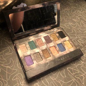 Urban Decay beauty with an edge eye shadow palette